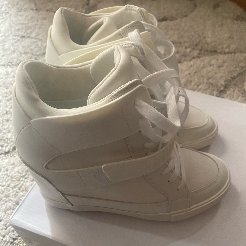 BRAND new Aldo White Wedges Bloss 70 !!